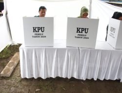 Rachmat Yasin dan Elly Rachmat Yasin Nyoblos di TPS 25 Dramaga