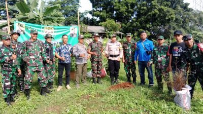 Cinta dan Peduli Kepada Lingkungan, Koramil Zona 4 Tanam Pohon di Desa Cicadas