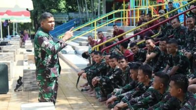 Tingkatkan Kemampuan Prajurit, Yon Bekang 1/Tri Bakti Yudha Gelar Latihan Renang Militer