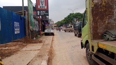 Tanah dari Proyek Cut and Fill di Desa Nagrak Berceceran di Jalan, Bahayakan Pengendara
