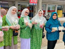 TP PKK Sukamakmur Bareng MWCNU Bagikan Ratusan Paket Takjil kepada Pengendara