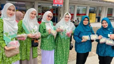 TP PKK Sukamakmur Bareng MWCNU Bagikan Ratusan Paket Takjil kepada Pengendara