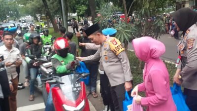 Polres Bogor Bagikan Ratusan Takjil untuk Pengguna Jalan Tegar Beriman 