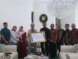 Asmawa Tosepu Terima Piagam Penghargaan Implementasi SimGaji Berbasis Web dari Taspen Cabang Bogor