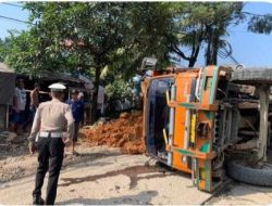Lagi, Truk Tambang Muatan Overload Terguling di Jalan Raya Parung Panjang 
