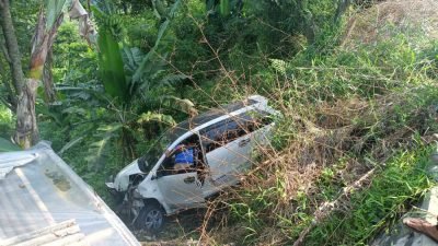 Hilang Kendali, Mobil Wisatawan Asal Bekasi Terjun ke Jurang di Sukamakmur