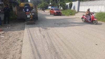 Urgen Karena Rusak Parah, UPT Jajem Cileungsi Tambal Sulam Jalan GBHN Bojong Nangka