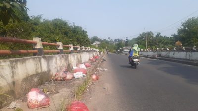 Aduh Jembatan Perbatasan Dua Kecamatan Ini Jadi TPS, UPT Kebersihan Kemana Yah