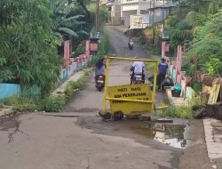 Dicuekin Pemkab Bogor, Jembatan Penghubung Dua Desa di Sukaraja Rusak Parah