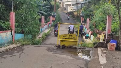 Dicuekin Pemkab Bogor, Jembatan Penghubung Dua Desa di Sukaraja Rusak Parah