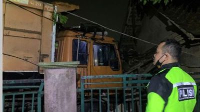 Alami Rem Blong, Mobil Tronton Tabrak Warung di Parungpanjang