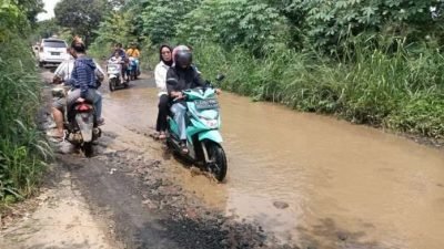 Kesal Banyak Jalan Rusak di Rumpin, Warga Siapkan Petisi dan ‘Peringatan Kejutan’ 