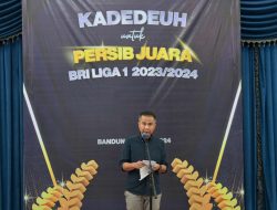 Bey Machmudin Serahkan “Kadeudeuh” untuk Pemain Persib Bandung Usai Juara Liga 1