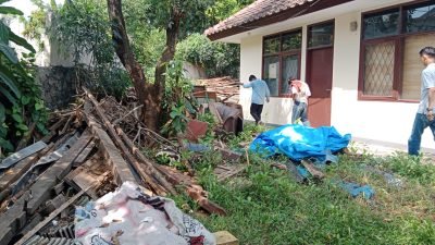 Ingetin Warga Jaga Kebersihan, Tapi di Lingkungan Kantor Kecamatan Citeureup malah Banyak Sampah dan Kayu