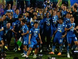 Seluruh Punggawa Persib Bandung Donasikan Jersey Juara 2023/2024