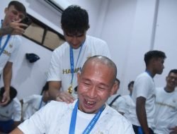 Usai Persib Bandung Juara Liga 2023/2024 I Made Wirawan Penuhi Janji Plontoskan Rambutnya