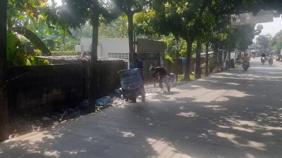 Rusak Estetika, Puluhan Spanduk Liar Dibabat Satpol PP Kecamatan Kemang 