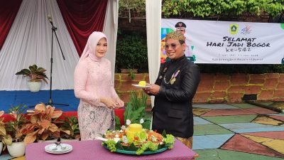 Pemcam dan Warga Sukaraja Peringati HJB ke-542 Memakai Pakaian Adat, Ini Pesan Camat Cantik