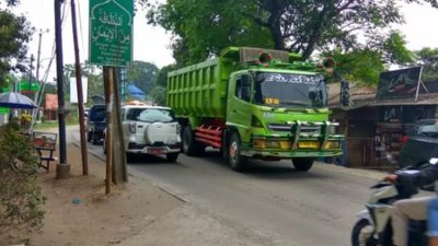 Truk Tambang Sering Melintas di Ciseeng Siang Hari, Perbub 56 Tahun 2023 Hanya Mimpi