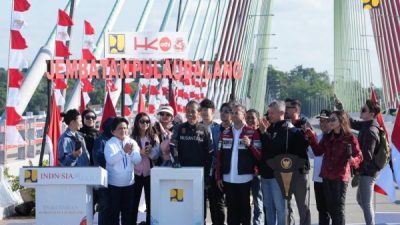Bareng Influencer Naik Motor, Jokowi Resmikan Jembatan Pulau Balang untuk Dukung Konektivitas IKN