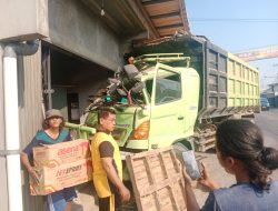 Alami Rem Blong, Dump Truk Pengangkut Pasir Tabrak Ruko di Tlajung Udik