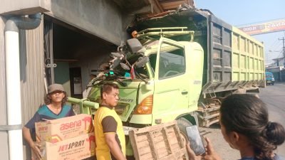 Alami Rem Blong, Dump Truk Pengangkut Pasir Tabrak Ruko di Tlajung Udik
