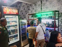 Satpol PP Kabupaten Bogor Angkut Ratusan Botol Miras di Toko Anggur Hijau Limusnunggal