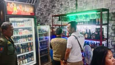 Satpol PP Kabupaten Bogor Angkut Ratusan Botol Miras di Toko Anggur Hijau Limusnunggal