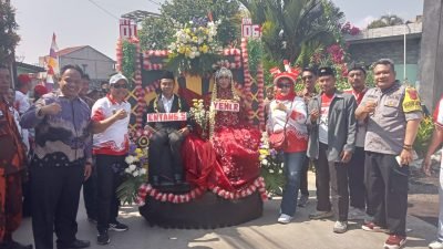 Carnaval Tahunan Desa Kemang, Warga Berdandan Ala Kades dan Bu Kades saat jadi Pengantin