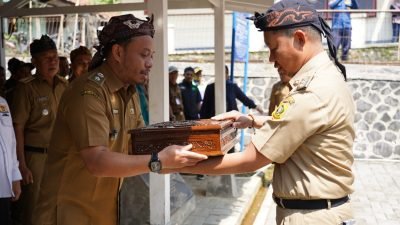Pj. Bupati Bogor Kembalikan Bendera Pusaka Merah Putih Ke eks-Pendopo Bupati di Desa Malasari