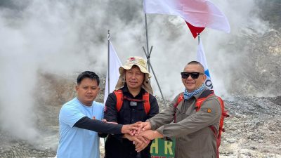 Pj Bupati Bogor Kibarkan Bendera Merah Putih di Gunung Halimun Salak, AOPGI: Jadi Spirit Sambut HUT RI Ke-79