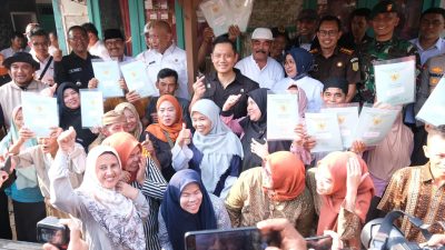 Bagikan Sertifikat ke Warga Cijeruk, AHY: Warga Tidak Khawatir Lagi Tanahnya Diserobot Mafia