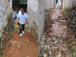 Blusukan ke Kampung Rau, Dokter Rayendra-Eka Soroti Kondisi Infrastruktur yang Memprihatinkan