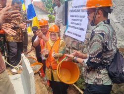 Antisipasi Banjir dan Jadikan Lingkugan yang Sehat, Pemdes Pabuaran Bangun Saluran Irigasi dengan Uditch