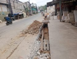 Pembangunan Drainase di Cileungsi Dikeluhkan Pemilik Kios Keramik, Ini Penyebabnya