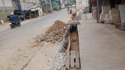 Pembangunan Drainase di Cileungsi Dikeluhkan Pemilik Kios Keramik, Ini Penyebabnya