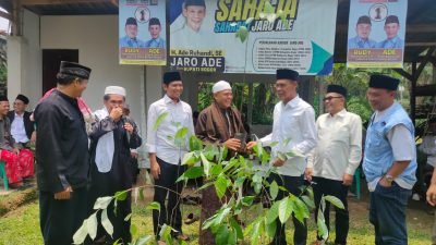 Lestarikan Wilayah, Jaro Ade Salurkan Bibit Pohon Menyan ke Poktan Desa Gunung Menyan