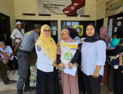 1.227 Warga Desa Pabuaran Kemang Terima Beras Bantuan Pangan