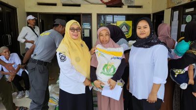 1.227 Warga Desa Pabuaran Kemang Terima Beras Bantuan Pangan