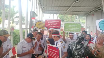 Peringati Hari Sumpah Pemuda, KAI Commuter Bagikan Berbagai Souvenir kepada Penumpang