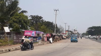 Rawan Ambruk, Papan Reklame Tua di Jalan Salabenda-Kemang Akhirnya Dibongkar