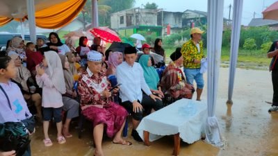 Meski Diguyur Hujan, Cawabup Jaro Ade Semangat Dialog dengan Warga Desa Sukamahi
