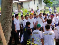 Jaga Tradisi, Cawabup Jaro Ade Ajak Warga Kelurahan Tengah Ngubek Empang