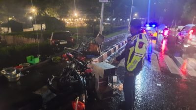 Mobil Toyota Calya Tabrak PKL di Puncak Bogor, 3 Orang Luka