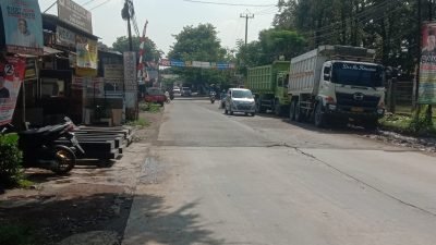 Jadi Biang Kemacetan, Warga Gunungsindur Keluhkan Banyaknya Truk Tronton Parkir di Bahu Jalan