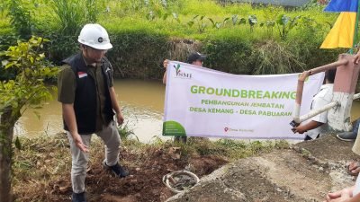 IZI Bangun Jembatan Penghubung Dua Desa di Desa Kemang Bogor