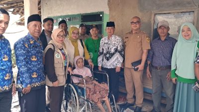 Camat Kemang Serahkan Bantuan Kursi Roda dan Kebutuhan Pokok ke Mak Supiyani