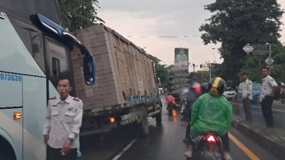 Gegara Baut Roda Truk Muatan Hebel Patah, Jalan Kemang-Parung Macet Total
