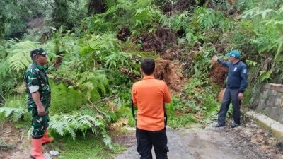 Akses Jalan Tertimbun Longsor, Logistik Hasil Pemungutan Suara TPS 12 Kiarapandak Belum Bisa Diangkut