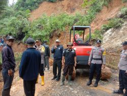 Akses Jalan Terputus, Muspika Sukajaya Bersama Warga Bersihkan Tanah Longsor